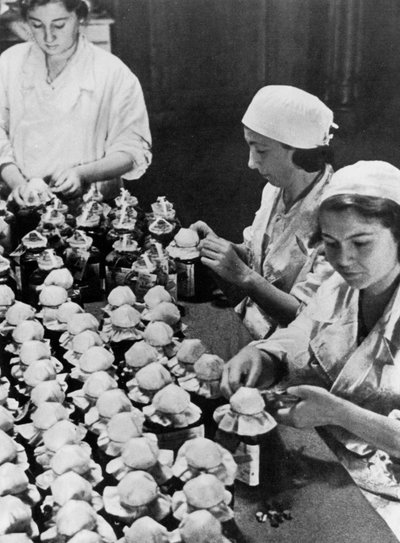 Vrouwen die flessen gedoneerd bloed verzegelen, Tweede Wereldoorlog, Moskou, 1941 door Unbekannt