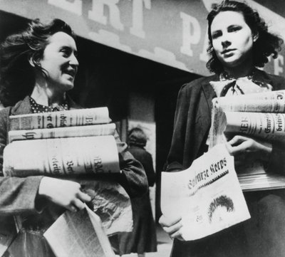 Vrouwen die Duitse kranten verkopen, door Duitsland bezet Parijs, 19 juli 1940 door Unbekannt