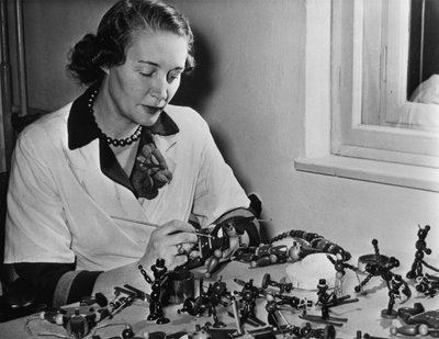 Houten speelgoed wordt afgewerkt in Wenen, Oostenrijk, bestemd voor Amerika, 1952 door Unbekannt