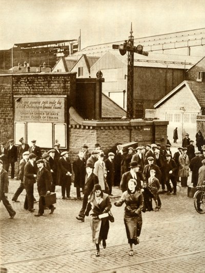 Arbeiders vertrekken...na de opschorting van de bouw van Cunarder 534, december 1931, 1935 door Unbekannt