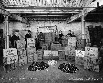 Werken met borstels in een magazijn, Londen, 1938 door Unbekannt
