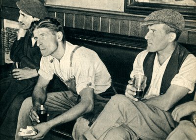 Arbeiders in een Engelse herberg luisteren naar Mr. Churchill door Unbekannt