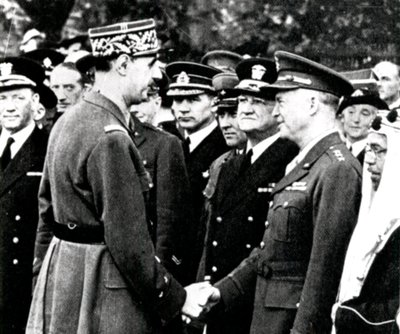 Wereldoorlog 2: De Gaulle begroet Eisenhower, 1944 door Unbekannt