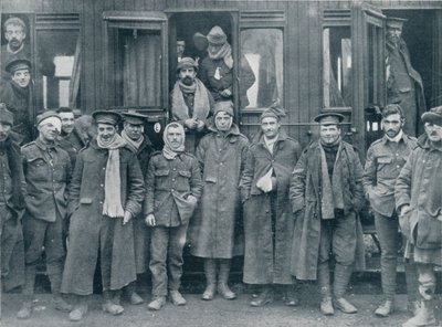 Gewonde Engelse troepen op weg naar een basishospitaal, ca. 1914 door Unbekannt
