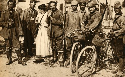 Gewonde Duitse gevangenen worden verzorgd door het Rode Kruis, Frankrijk, Eerste Wereldoorlog, 1914-1918, 1933 door Unbekannt