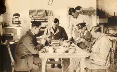 Gewonde soldaten in pottenbakkersklas...Devon, Eerste Wereldoorlog, 1914-1918, 1933 door Unbekannt