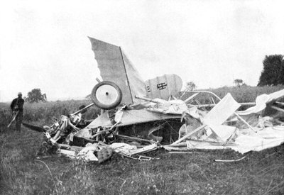 Wrakstukken van vliegtuig waarin Britse piloot Flight-Lieutenant Warneford omkwam door Unbekannt