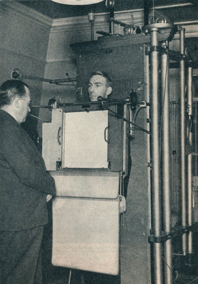 Röntgenapparaat gebruikt voor onderzoek van vermoedelijke gevallen van hart- of longziekte, c1935 c1937 door Unbekannt