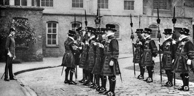 Yeomen Warders op parade bij de Tower of London, 1926-1927 door Unbekannt