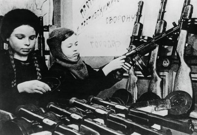 Jonge meisjes assembleren machinegeweren in een Russische fabriek, 1943 door Unbekannt