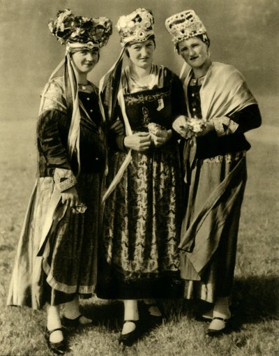 Jonge vrouwen in traditionele klederdracht, Stiermarken, Oostenrijk, ca. 1935 door Unbekannt