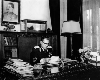 Joegoslavische leider Maarschalk Josip Broz Tito in zijn kantoor, Belgrado, Joegoslavië, ca. 1946-1947 door Unbekannt
