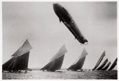 Zeppelin LZ11 Viktoria Luise in vlucht tijdens de Kiel Regatta, Duitsland, 1912, 1933 door Unbekannt