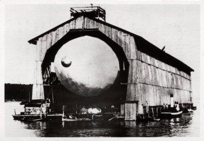 Zeppelin LZ1 in een drijvende hangar in Manzell, Friedrichshafen, Duitsland, 1900 door Unbekannt