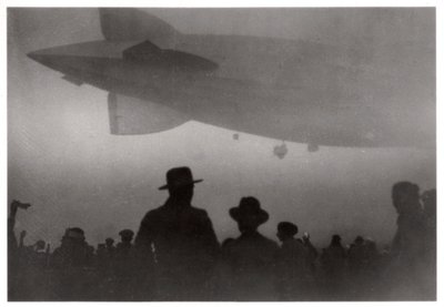 Zeppelin LZ 126 stijgt op in mist, c1924-1933 1933 door Unbekannt