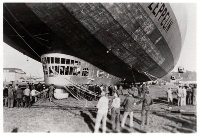 Zeppelin LZ 127 Graf Zeppelin na landing door Unbekannt