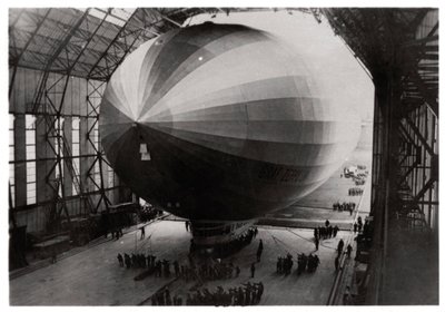 Zeppelin LZ 127 Graf Zeppelin die zijn hangar binnenkomt door Unbekannt