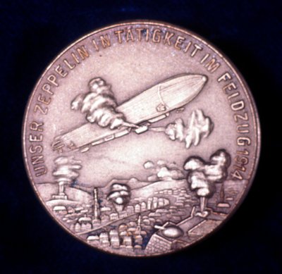 Zeppelin luchtschip in actie tijdens de Eerste Wereldoorlog, 1914 door Unbekannt