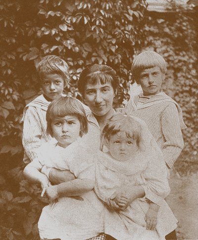 Zinaida Serebriakova met haar kinderen, 1920s door Unbekannt