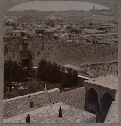 Zionpoort. De Olijfberg en de Scopusberg in de verte door Unbekannt