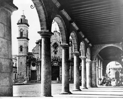 Een uitzicht op het Oude Kathedraalplein van Havana omlijst door de prachtige bogen van een aangrenzend gebouw, 1954 door Unbekannt Unbekannt