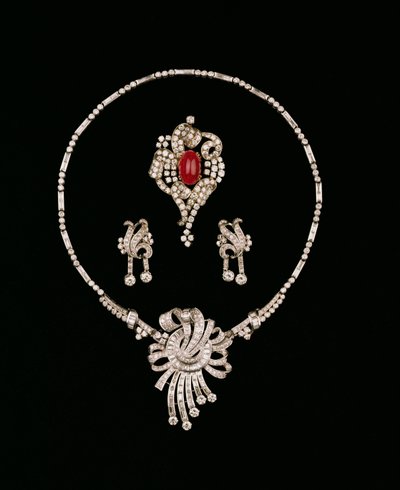 Art Deco diamanten sieraden: baguette diamanten broche hanger, cabochon robijn en diamanten scroll broche, diamanten hanger oorbellen door Unbekannt Unbekannt