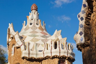 Barcelona, Spanje. Detail van paviljoen bij de ingang van Parc Güell. UNESCO Werelderfgoed. door Unbekannt Unbekannt