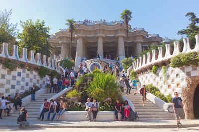 Barcelona, Spanje. Ingang van Parc Güell, het UNESCO-werelderfgoed ontworpen door Antoni Gaudi door Unbekannt Unbekannt