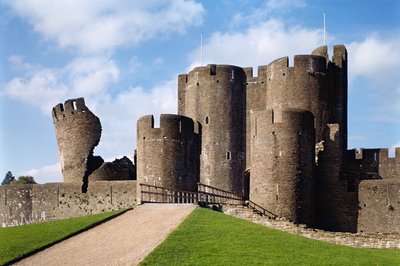 Caerphilly Castle, Buitenaanzicht met brug en Scheve Toren, voltooid 1277, Glamorgan, Wales door Unbekannt Unbekannt