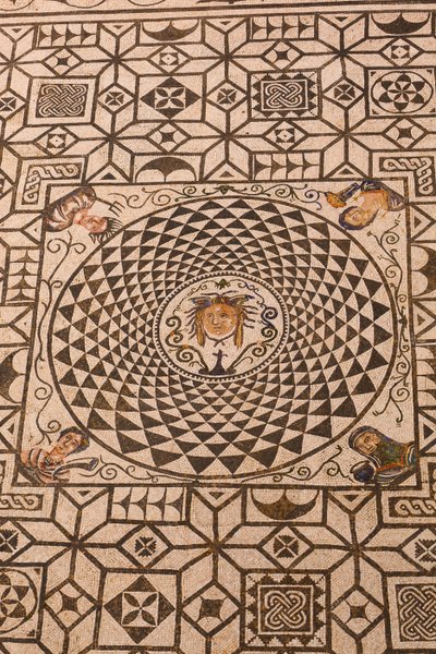 Carmona, provincie Sevilla, Spanje. Romeins mozaïek van Medusa in het stadhuis. door Unbekannt Unbekannt