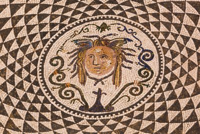 Carmona, provincie Sevilla, Spanje. Romeins mozaïek van Medusa in het stadhuis. door Unbekannt Unbekannt