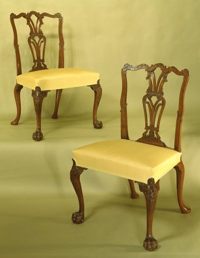 Chippendale eetkamerstoelen, gesneden, doorboorde & gefluteerde spijlen, serpentine bovenrail met C-krullen, vlamvormige moulure en loofwerk op cabriole poten in ruige pootvoeten, c.1760 door Unbekannt Unbekannt