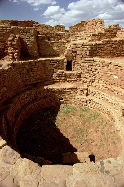 Ingang naar een Kiva, gebouwd c.11e-14e eeuw (foto) door Unbekannt Unbekannt