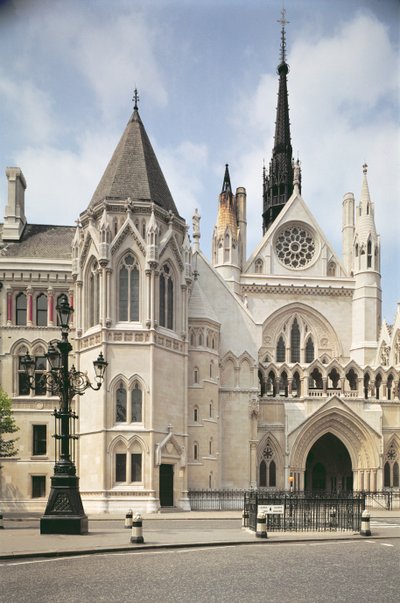 Exterieur van de ingang van de Royal Courts of Justice, Londen door Unbekannt Unbekannt
