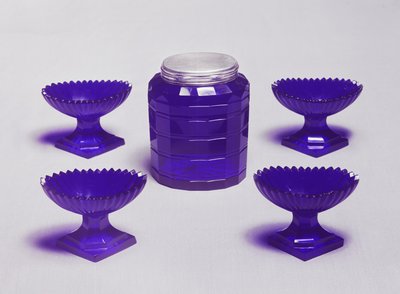 Vier zoutvaatjes en een caddy, Iers blauw glas, c.1785 door Unbekannt Unbekannt
