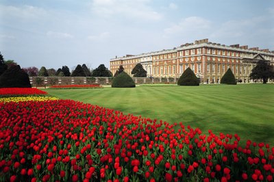 Hampton Court Palace in de lente door Unbekannt Unbekannt