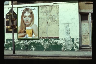 Heb een Koele Blonde Harp, Kilburn, 1966 door Unbekannt Unbekannt
