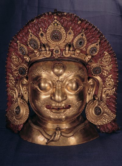 Hoofd van Bhairava, eind 17e eeuw (geëmbosseerd koper, geschilderd en verguld) door Unbekannt Unbekannt