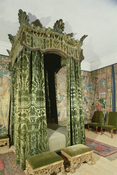Interieur van Hardwick Hall, Derbyshire, met de Groene Slaapkamer met originele 16e-eeuwse meubels en gordijnen door Unbekannt Unbekannt