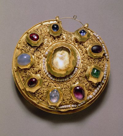 Kolt medaillon, goud met parels en edelstenen, cloisonné, email, filigraan en granulatie decoratie, Rjazan, 12e eeuw door Unbekannt Unbekannt