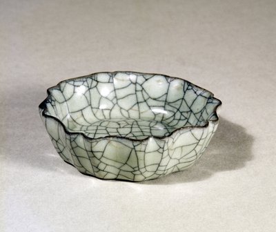 Kuan-ware penseelwasser met acht lobben en een geschulpte rand, Sung-dynastie (960-1279) door Unbekannt Unbekannt