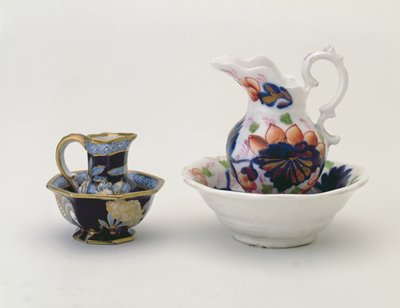 Links: Crown Staffordshire kan en kom en rechts: Welshe baluster kan en kom (keramiek) door Unbekannt Unbekannt