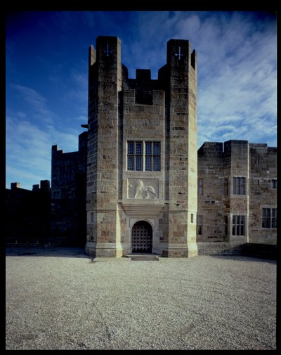 Hoofdingang van Castle Drogo, ontworpen door Sir Edwin Lutyens (1869-1944) 1910-30 door Unbekannt Unbekannt