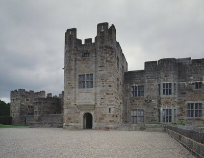 Hoofdingang van Castle Drogo, ontworpen door Sir Edwin Lutyens (1869-1944) 1910-30 door Unbekannt Unbekannt