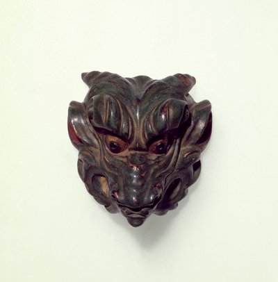 Geschilderde buxushouten netsuke, gesneden als een model van een Gagaku masker, 19e eeuw door Unbekannt Unbekannt