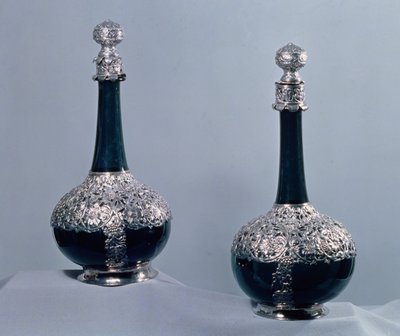 Paar wijnflessen gemonteerd in zilver, 1689 door Unbekannt Unbekannt