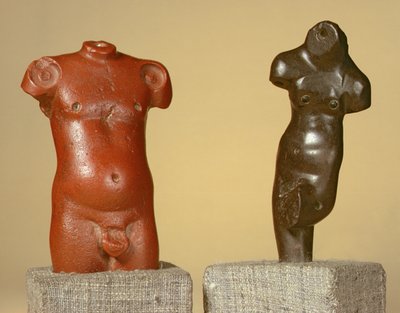 Rood zandstenen mannelijk torso en grijs zandstenen danser, Harappa, 2300-1750 v.Chr. door Unbekannt Unbekannt