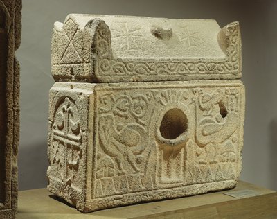 Reliekschrijn in de vorm van een sarcofaag, Symar, 6e-7e eeuw (basalt) door Unbekannt Unbekannt
