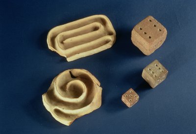 Zandstenen dobbelstenen en terracotta doolhofspel, Harappa, 2300-1750 v.Chr. door Unbekannt Unbekannt
