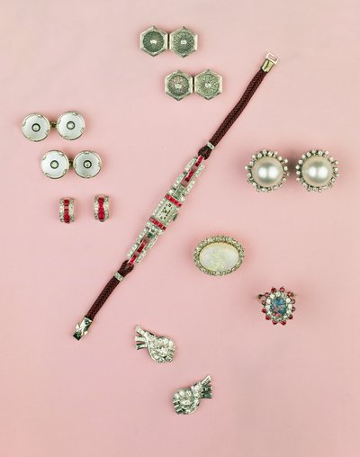 Selectie van Art Deco sieraden; kaliber gesneden robijn horloge; knoop, manchetknopen en studs; oorbellen; Mabe parel en diamanten oorbellen door Unbekannt Unbekannt
